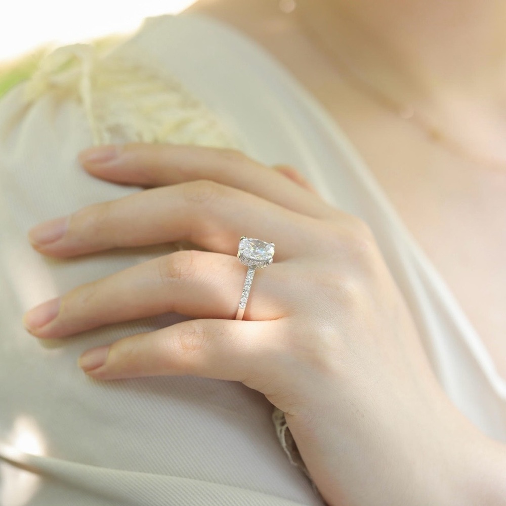 Luxury Oval Engagement Ring – 3CT Cubic Zirconia in Sterling Silver .925 - Picture 5 of 6